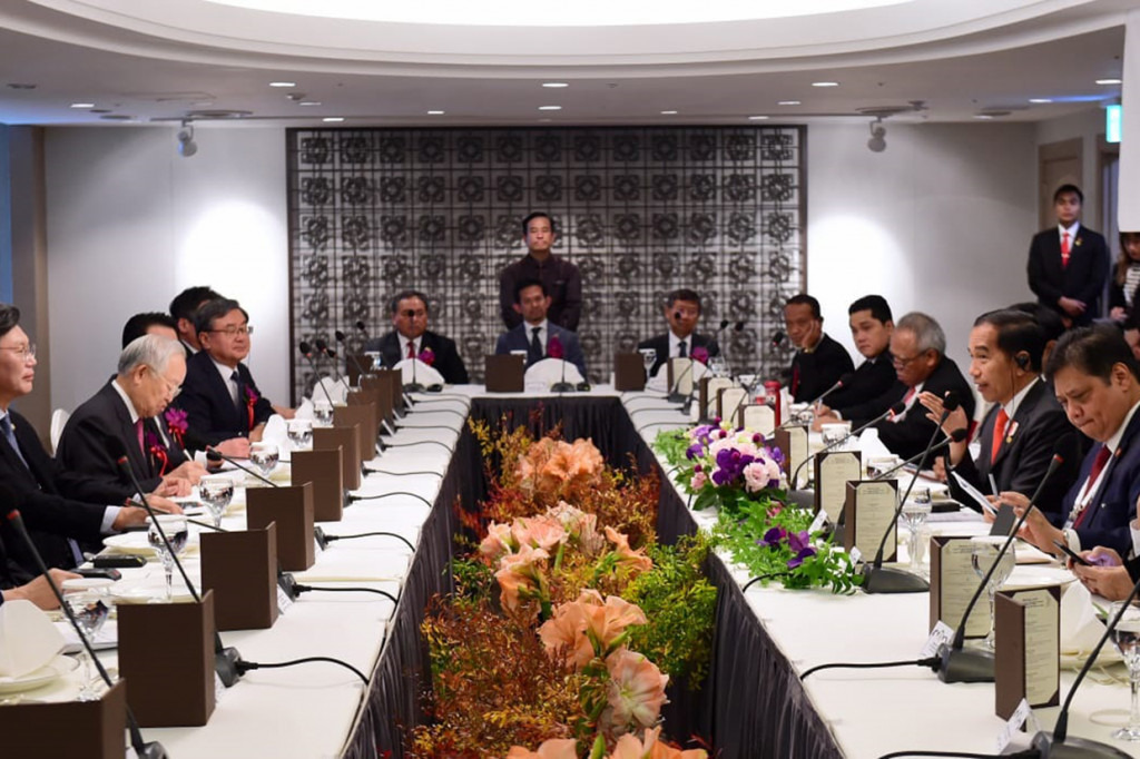 Presiden Joko Widodo menghadiri working lunch dengan sejumlah CEO perusahaan-perusahaan besar Korea Selatan di Hotel Lotte, Busan.