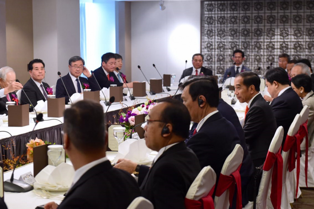 Dalam acara tersebut, Presiden Jokowi menjelaskan alasan mengapa Indonesia merupakan tempat investasi yang tepat bagi perusahaan-perusahaan Korea Selatan.