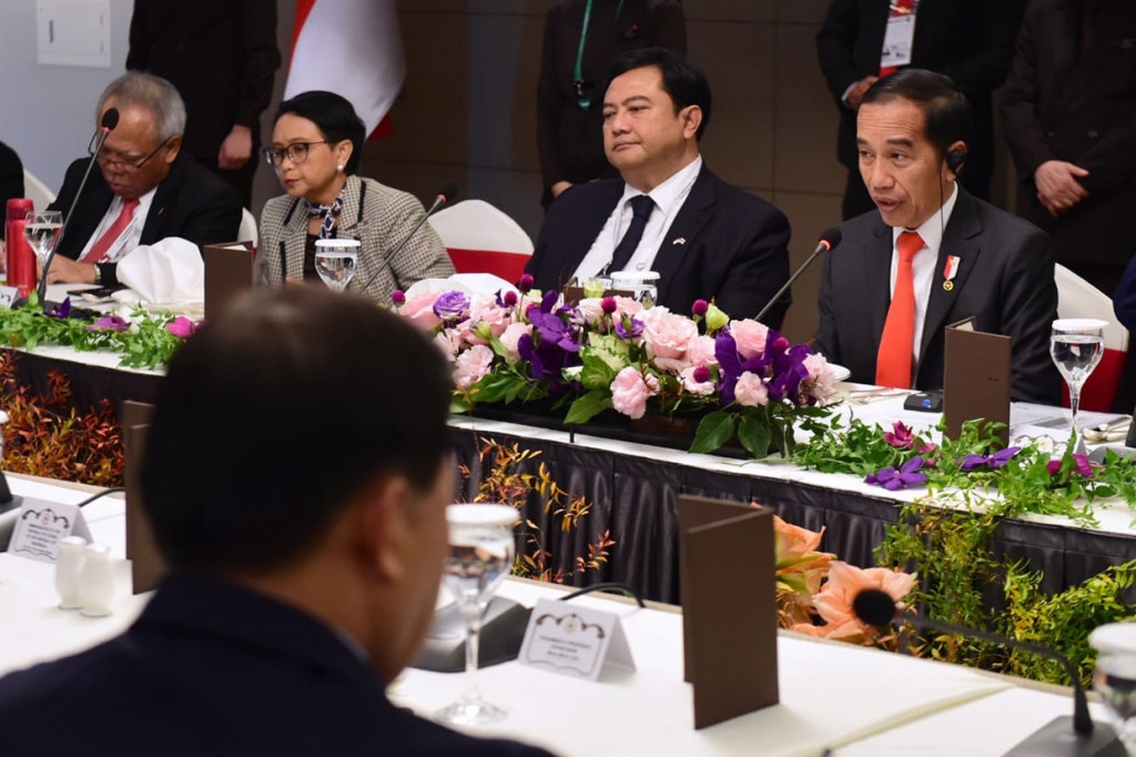 Di era yang penuh dengan ketidakpastian ini, Presiden Joko Widodo melihat masa depan dunia akan dimotori oleh emerging economy seperti Indonesia. Di saat banyak negara mengalami aging society, Indonesia justru memiliki usia produktif yang besar dengan bonus demografi yang besar pula.