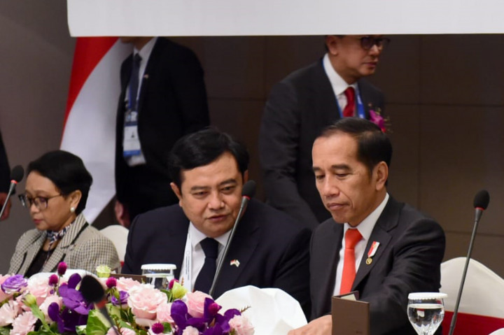 Berkaitan dengan penyederhanaan aturan, pemerintah akan melakukan pemangkasan sekitar 70 hingga 74 undang-undang secara sekaligus dalam waktu bersamaan melalui omnibus law. Dengan omnibus law ini, Presiden berharap semua peraturan yang menghambat penciptaan lapangan kerja dan menghambat investasi akan bisa disederhanakan.