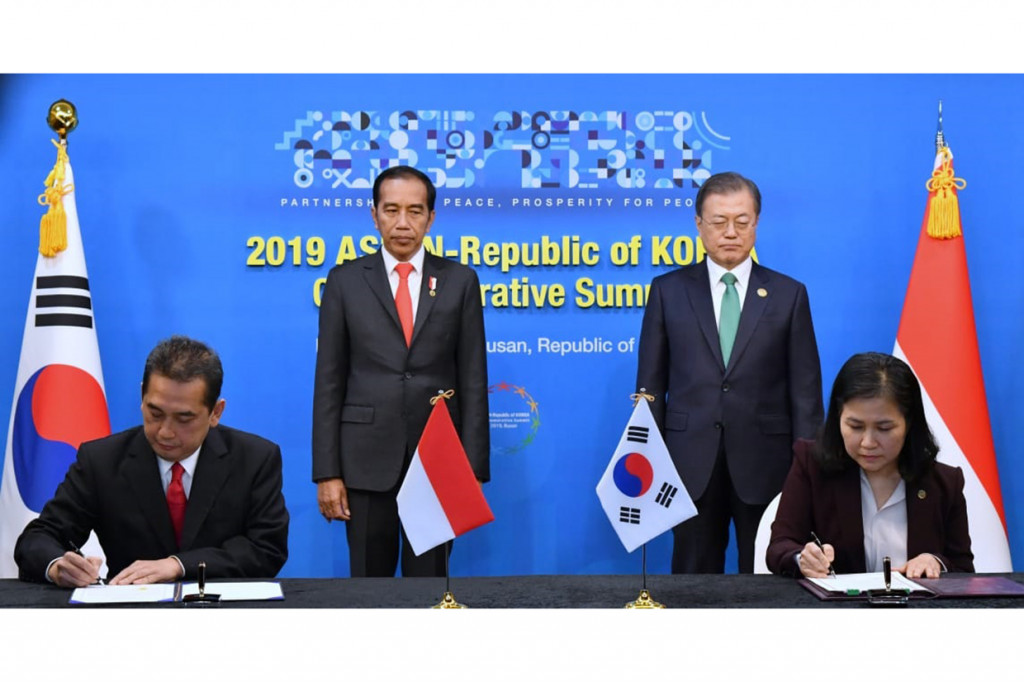 Lebih lanjut Presiden Jokowi menyambut selesainya perundingan Indonesia-Korea Selatan Comprehensive Economic Partnership Agreement (IK-CEPA).