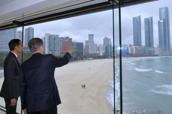 Selain itu, Presiden Moon juga menawarkan kerja sama dalam pemindahan ibu kota negara. 