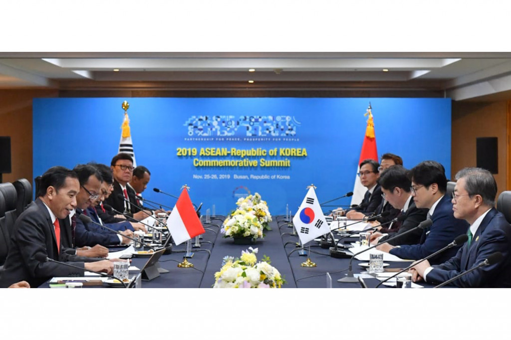Presiden Joko Widodo mengadakan pertemuan bilateral dengan Presiden Korea Selatan Moon Jae-in di Westin Chosun Hotel, Busan.