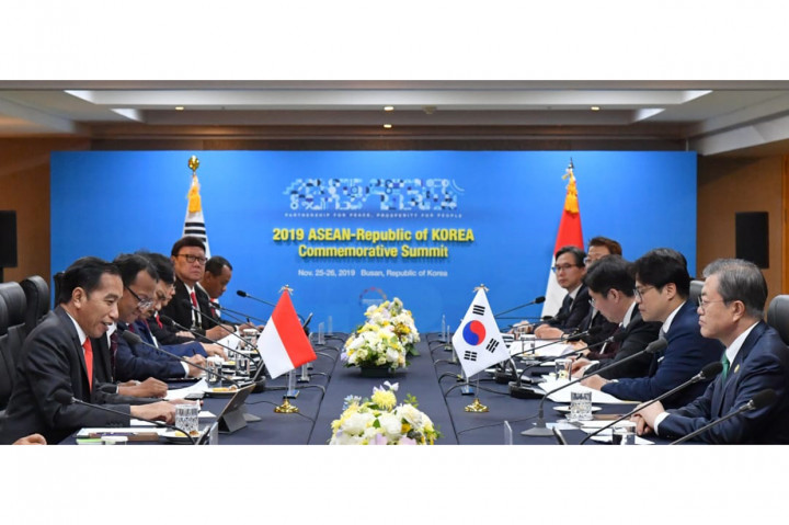 Presiden Joko Widodo mengadakan pertemuan bilateral dengan Presiden Korea Selatan Moon Jae-in di Westin Chosun Hotel, Busan.