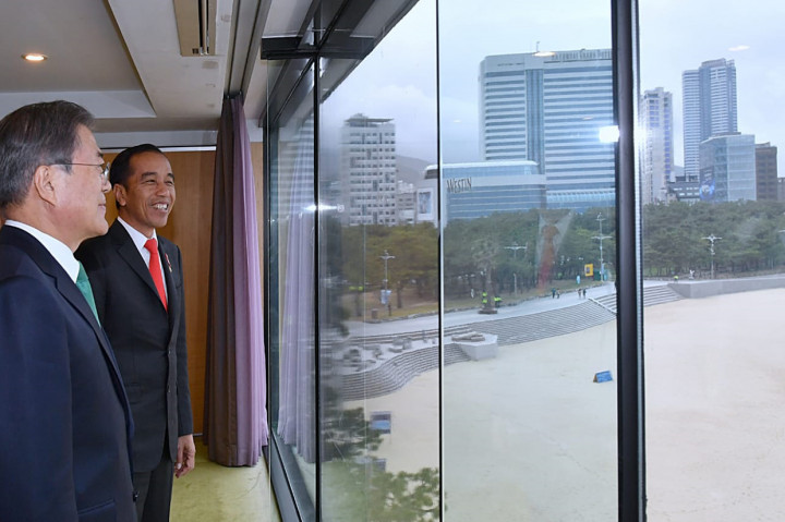 Presiden Jokowi menanggapi positif tawaran kerja sama teknis pembangunan ibu kota baru Indonesia.
