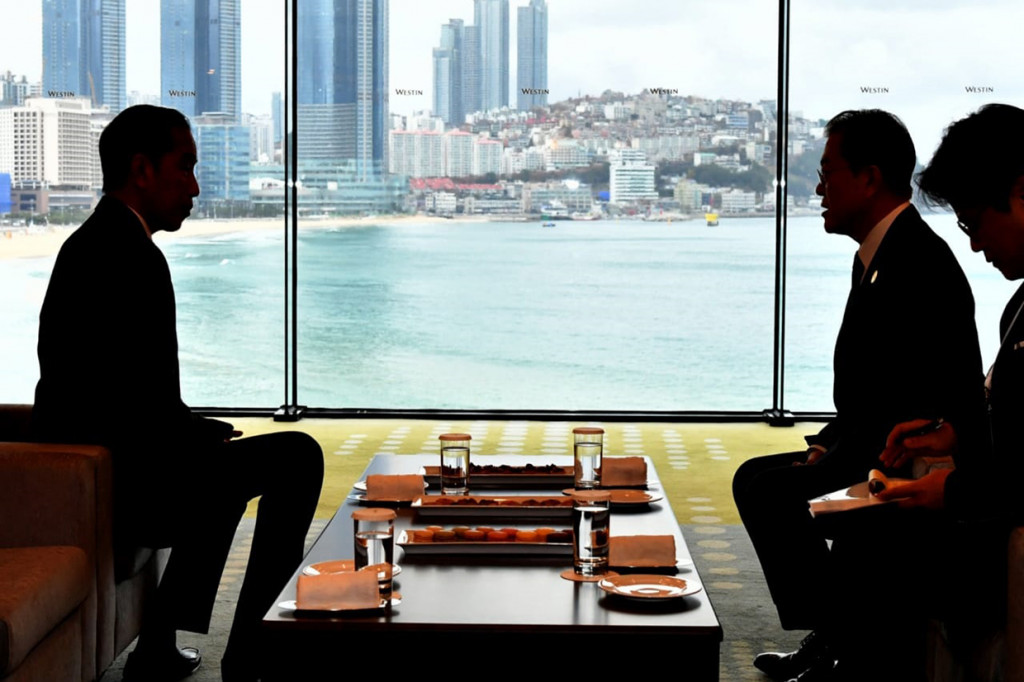 Di bidang investasi, Presiden mengharapkan investasi Korea akan terus meningkat di masa depan.
