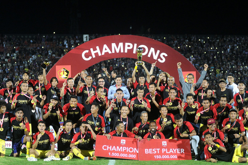 Pesepak bola Persik Kediri beserta ofisial meluapkan kegembriaan usai penyerahan Piala Juara Liga 2 2019 di Stadion Kapten I Wayan Dipta, Gianyar, Bali, Senin, 25 November 2019.