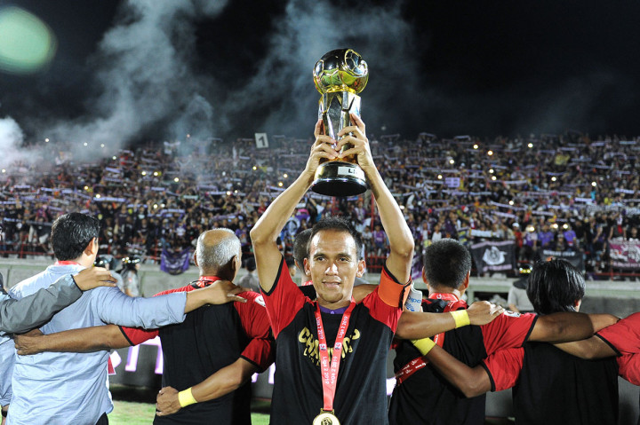 Pesepak bola Persik Kediri Faris Aditama mengangkat Piala Juara Liga 2 2019 usai pertandingan Final Liga 2 2019 di Stadion Kapten I Wayan Dipta, Gianyar, Bali.