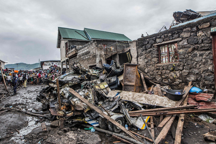 Puing-puing pesawat kecil yang jatuh pada Minggu, 24 November 2019, di daerah padat penduduk di Goma, di timur Republik Demokratik Kongo.