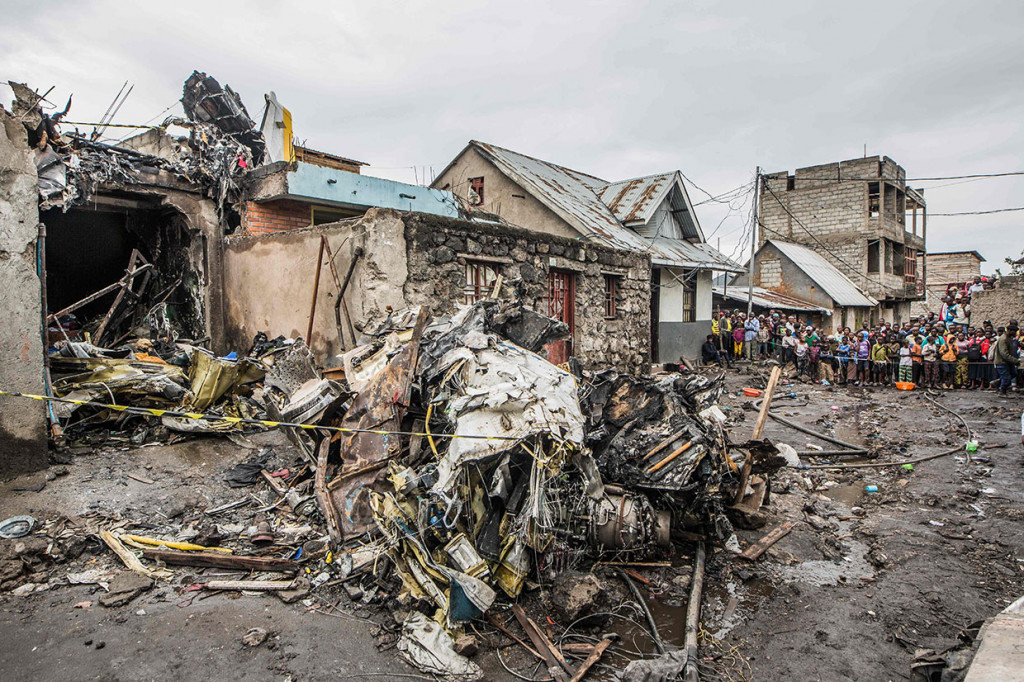 Setidaknya 29 orang tewas sebuah pesawat kecil jatuh setelah lepas landas di daerah padat penduduk di Kota Goma di Republik Demokratik Kongo timur. Korban tewas termasuk sejumlah warga yang berada di perumahan.