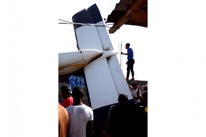 Pesawat yang dioperasikan oleh perusahaan setempat Busy Bee, jatuh beberapa saat setelah tinggal landas dalam penerbangan ke Kota Beni, sekitar 250 km ke sebelah utara, kata kantor Gubernur Kivu Utara Carly Nzanzu Kasivita dalam pernyataannya.    