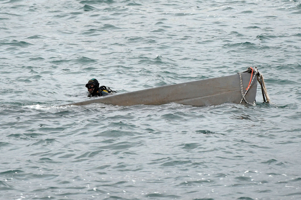 Personel penyelam dari Guardia Civil Spanyol kembali memeriksa kapal selam yang digunakan untuk mengangkut kokain di Aldan, wilayah barat laut Spanyol, pada Senin, 25 November 2019 waktu setempat.