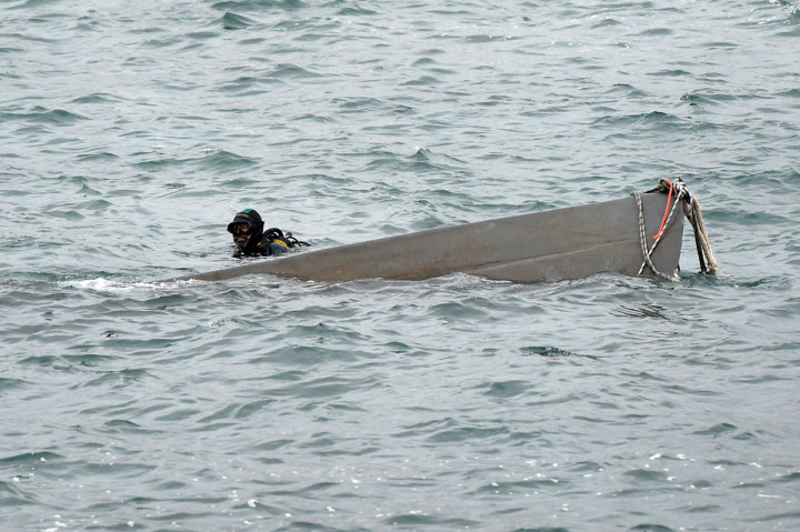 Personel penyelam dari Guardia Civil Spanyol kembali memeriksa kapal selam yang digunakan untuk mengangkut kokain di Aldan, wilayah barat laut Spanyol, pada Senin, 25 November 2019 waktu setempat.