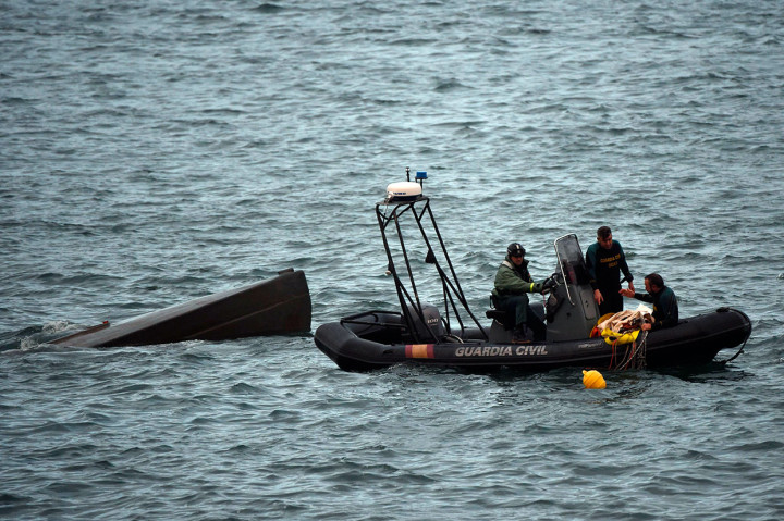 Media Spanyol mengatakan kapal itu membawa lebih dari tiga ton (6.600 pon) kokain dari Kolombia. 