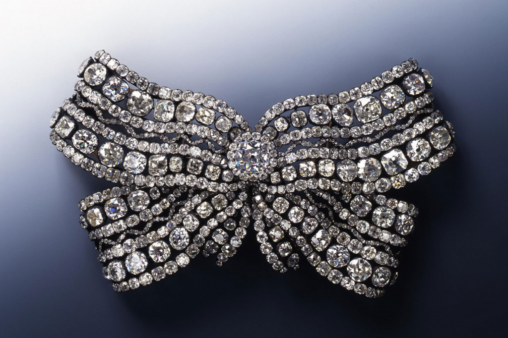 Sebelum masuk ke museum para pelaku memadamkan aliran listrik dan menonaktifkan sistem alarm. Mereka kemudian memanjat jendela, memecahkan etalase kaca, dan menggasak sejumlah perhiasan. Perhiasan yang dicuri meliputi sejumlah batu rubi, zamrud, dan safir.