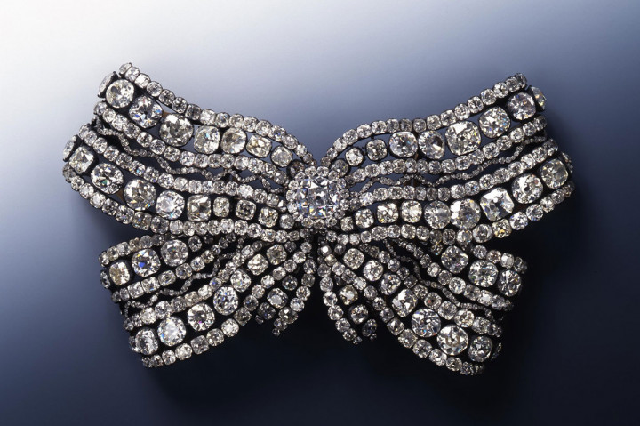 Sebelum masuk ke museum para pelaku memadamkan aliran listrik dan menonaktifkan sistem alarm. Mereka kemudian memanjat jendela, memecahkan etalase kaca, dan menggasak sejumlah perhiasan. Perhiasan yang dicuri meliputi sejumlah batu rubi, zamrud, dan safir.