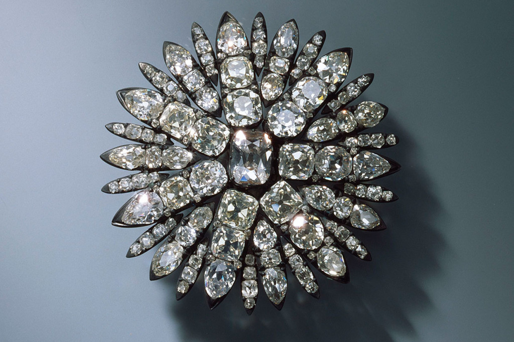 Terlepas dari pemadaman listrik, kamera pengintai tetap bekerja dan merekam dua pria masuk.
Sebuah video yang dirilis oleh polisi menunjukkan salah seorang pria, bersenjatakan obor, menggunakan kapak untuk menghancurkan etalase. 