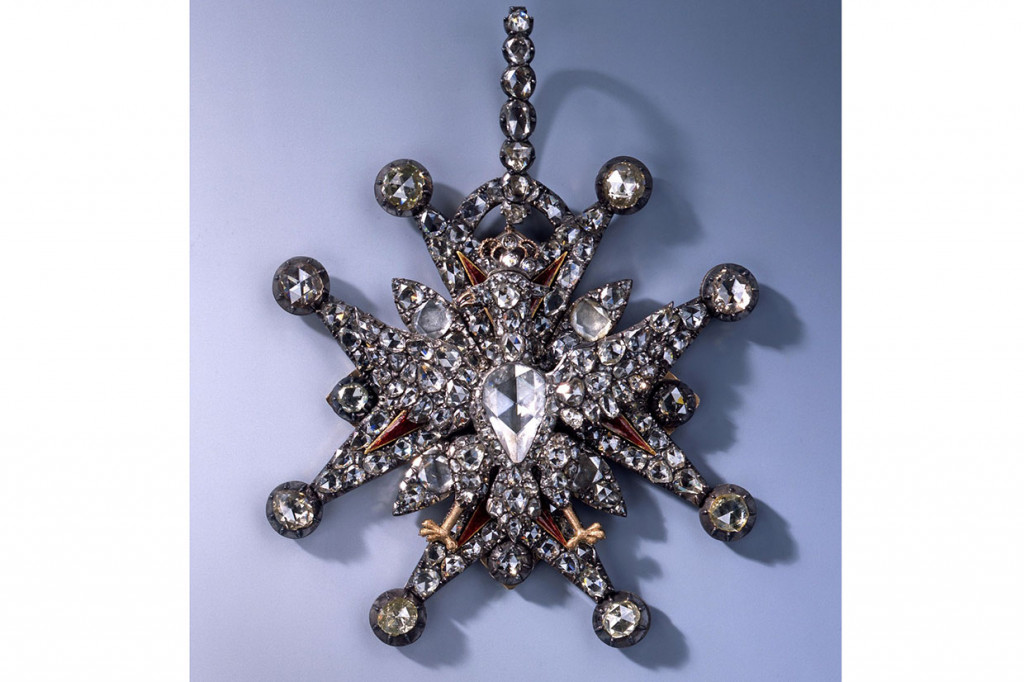 Para tersangka kemudian melarikan diri dengan Audi A6. Mobil yang diduga milik para pelaku ditemukan terbakar di tempat lain di kota itu, kata polisi, seraya menambahkan bahwa kendaraan itu sedang diperiksa petunjuknya.