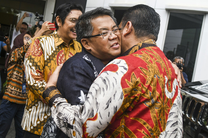 Ketua Majelis Permusyawaratan Rakyat (MPR) Bambang Soesatyo (kanan) disambut Presiden Partai Keadilan Sejahtera (PKS) Sohibul Iman (kiri) saat tiba di DPP PKS, Jalan TB Simatupang, Jakarta.