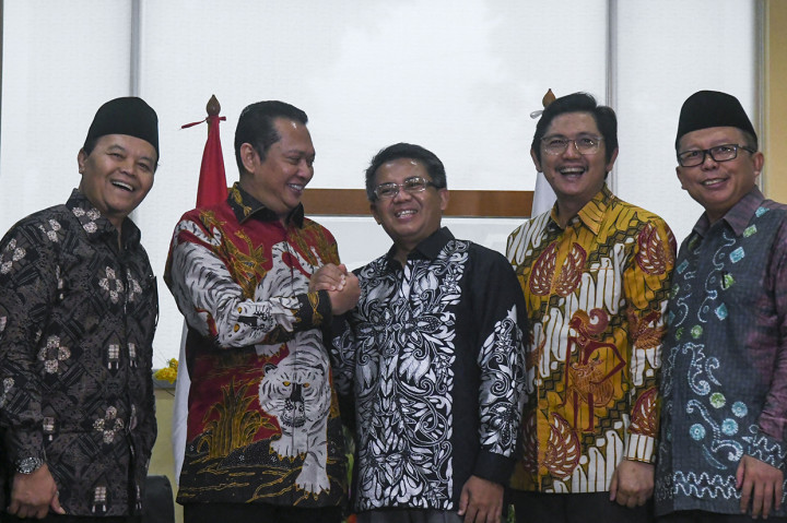 Ketua Majelis Permusyawaratan Rakyat (MPR) Bambang Soesatyo (kedua kiri) berjabat tangan dengan Presiden Partai Keadilan Sejahtera (PKS) Sohibul Iman (tengah) disaksikan Wakil Ketua MPR Hidayat Nur Wahid (kiri), Arsul Sani (kanan) serta Sekjen PKS Mustafa Kamal (kedua kanan) sebelum melakukan pertemuan di DPP PKS, Jalan TB Simatupang, Jakarta.