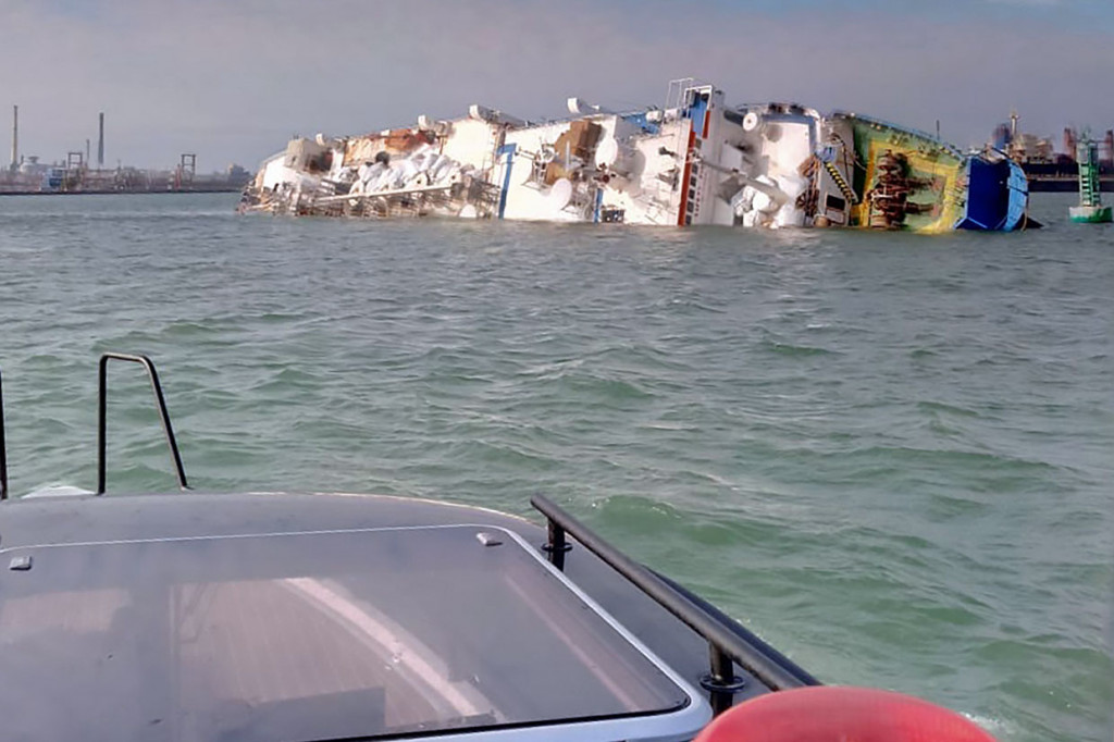 Kapal pengangkut ternak terbalik di pelabuhan Midia Laut Hitam, dekat Constanta, Minggu, 24 November 2019 waktu setempat. Kapal berbendera Palau yang mengangkut sedikitnya 14.600 domba tersebut terbalik tidak lama usai meninggalkan pelabuhan Midia dan akan menuju Jeddah, Arab Saudi.