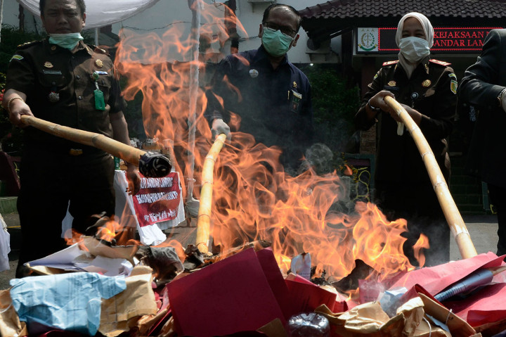 Kepala Kejaksaan Negeri Bandar Lampung Yusna Adia (kanan) bersama jajaran memusnahkan barang bukti tindak kejahatan di halaman kantor Kejaksaan Negeri Bandar Lampung, Lampung, Selasa, 26 November 2019.