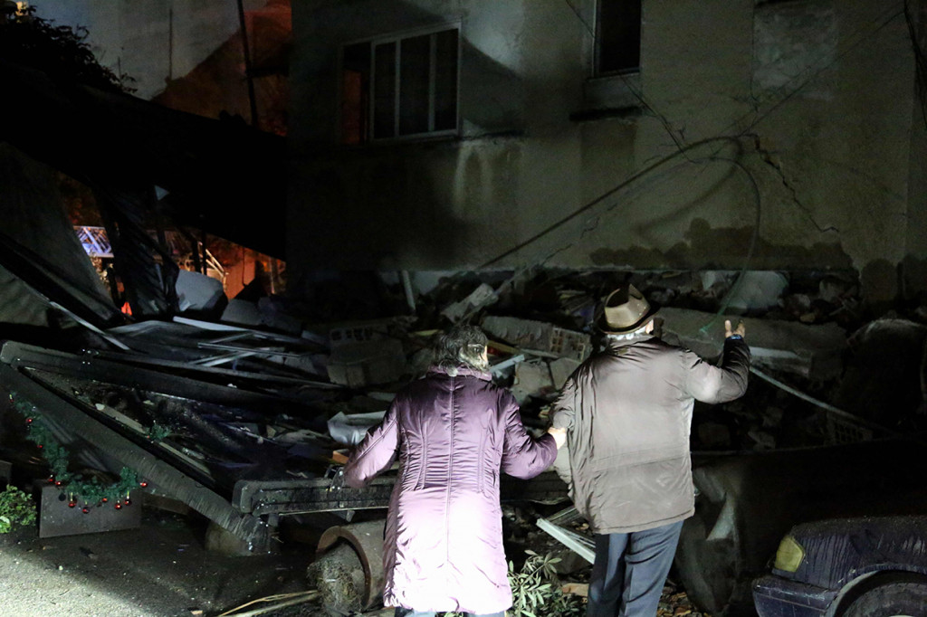 Sedikitnya enam orang tewas dan ratusan lainnya mengalami luka-luka, dengan sejumlah gedung dilaporkan ambruk akibat gempa.
