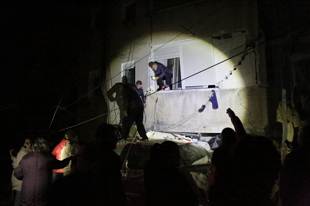 Survei Geologi Amerika Serikat (AS) atau USGS melaporkan bahwa gempa bumi ini berpusat di titik berjarak 30 Km sebelah barat laut ibu kota Tirana. Pusat gempa dilaporkan berada di kedalaman 20 Km dari permukaan Bumi. 
