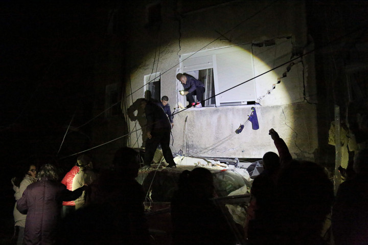 Survei Geologi Amerika Serikat (AS) atau USGS melaporkan bahwa gempa bumi ini berpusat di titik berjarak 30 Km sebelah barat laut ibu kota Tirana. Pusat gempa dilaporkan berada di kedalaman 20 Km dari permukaan Bumi. 
