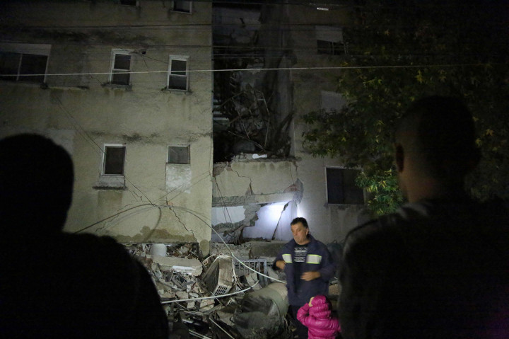 Para petugas penyelamat hingga kini masih berupaya untuk mengevakuasi orang-orang yang terjebak di reruntuhan gedung. Getaran gempa ini dirasakan di sepanjang pantai Albania. 