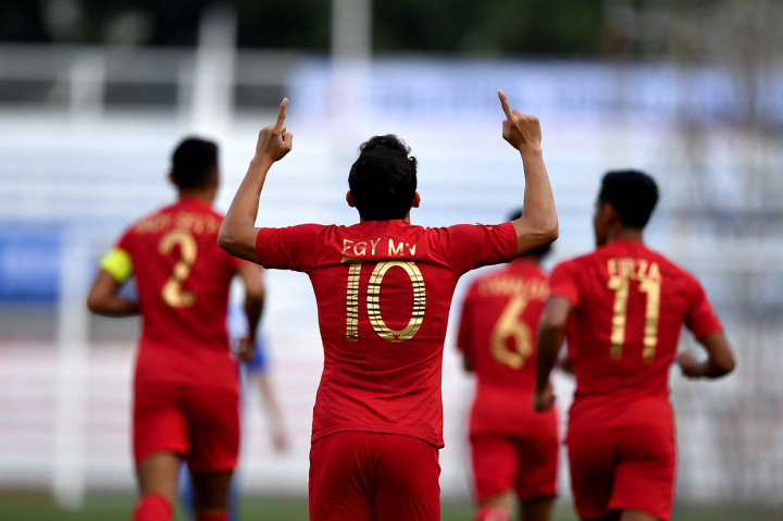 Pemain Timnas U-22 Indonesia Egy Maulana Vikri (tengah) melakukan selebrasi usai mencetak gol ke gawang Timnas U-22 Thailand dalam penyisihan Grup B SEA Games 2019 di Stadion Rizal Memorial, Manila, Filipina.
