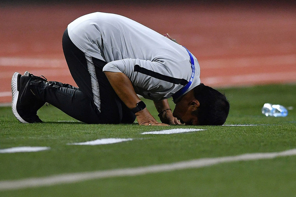 Pelatih Timnas U-22 Indonesia Indra Sjafri melakukan sujud syukur seusai timnya mengalahkan Timnas Thailand dalam pertandingan Grup B SEA Games 2019 di Stadion Rizal Memorial, Manila, Filipina.