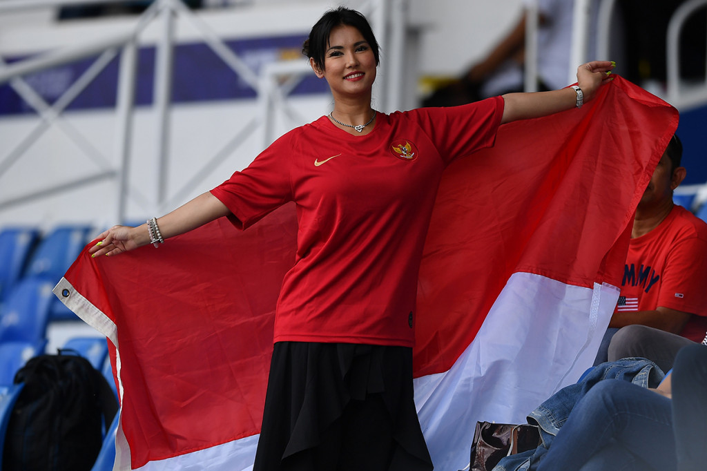 Pesohor asal Jepang Maria Ozawa berpose saat menonton pertandingan Grup B SEA Games 2019 antara Timnas U-22 Indonesia melawan Timnas U-22 Thailand di Stadion Rizal Memorial, Manila, Filipina.