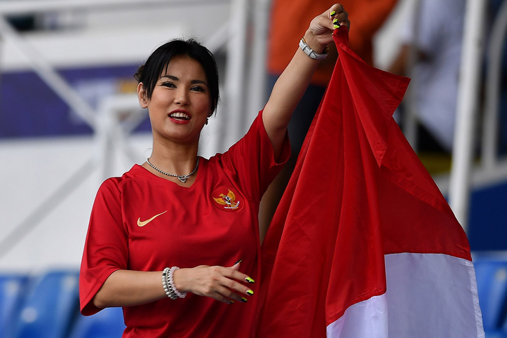 Maria Ozawa memakai jersey Timnas Indonesia saat mendukung Timnas U-22 Indonesia yang melawan Timnas U-22 Thailand di Stadion Rizal Memorial, Manila, Filipina.