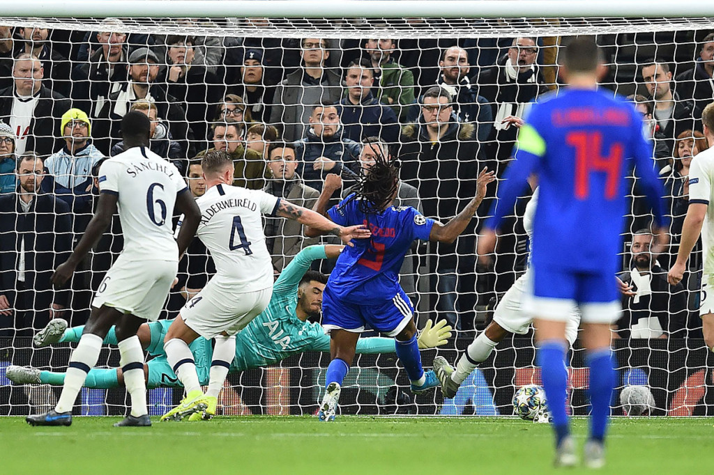 Tottenham Hotspur semakin menderita setelah tim tamu menggandakan keunggulan lewat Ruben Semedo pada menit ke-19.