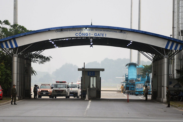 Iring-iringan ambulans yang membawa jenazah korban kasus truk berpendingin di London meninggalkan Bandara Noi Bai, Hanoi, Rabu, 27 November 2019.