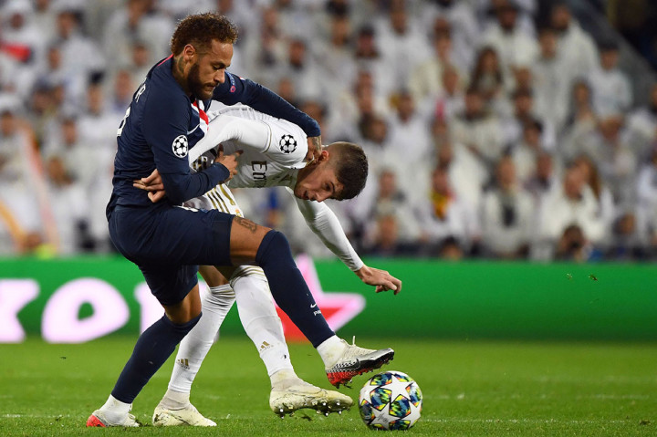 Laga tuan rumah Real Madrid melawan Paris Saint Germain di Grup A Liga Champions berlangsung seru. Pemain kedua kesebelasan saling berbalas serangan dari awal laga.
