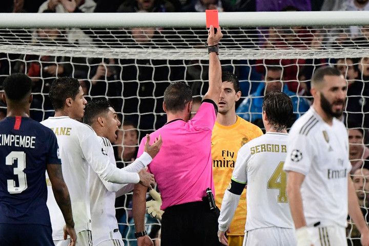 Semenit menjelang jeda wasit sempat mengganjar kiper Madrid Thibaut Courtois dengan kartu merah setelah mengganjal Mauro Icardi di kotak terlarang. Namun keputusan tersebut dianulir setelah wasit melihat VAR. 