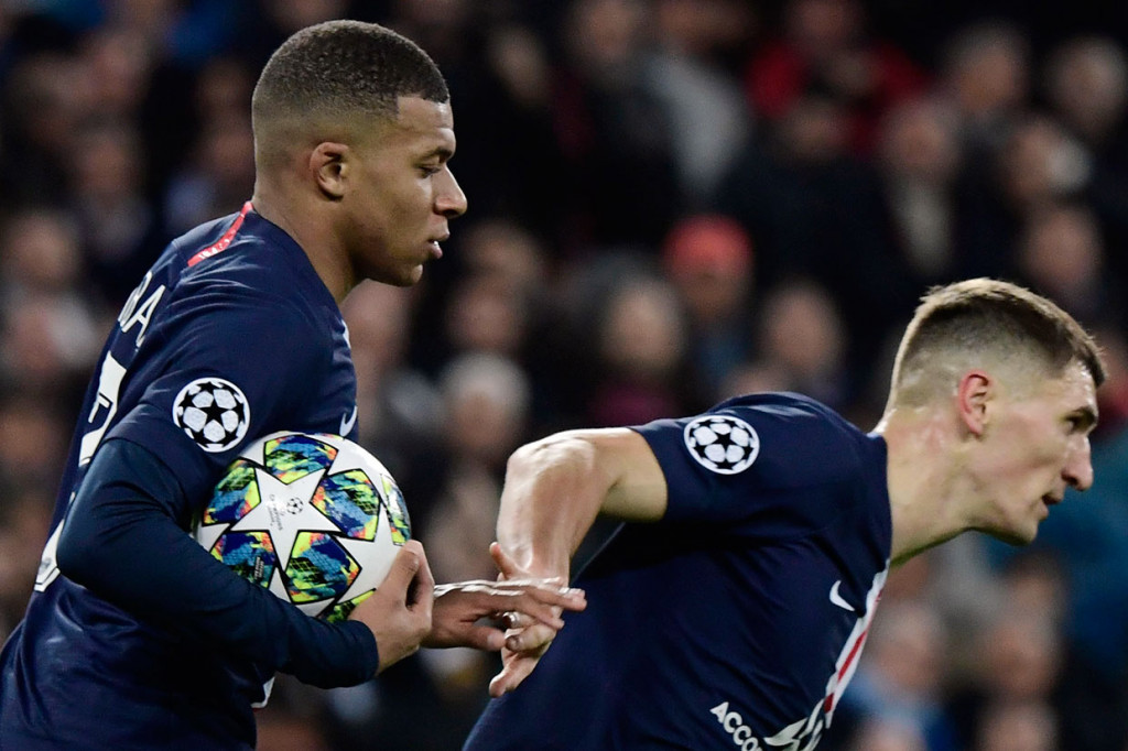 Hanya semenit berselang, PSG memperkecil ketertinggalan lewat sepakan Kylian Mbappe.