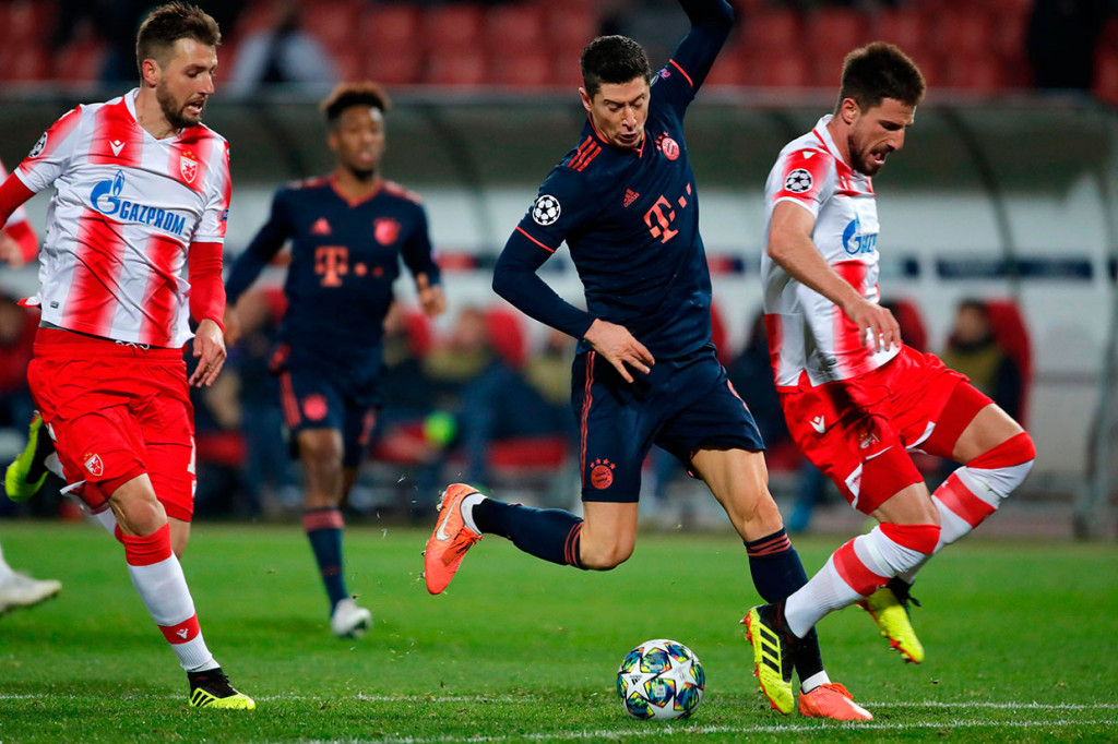 Meski tampil dominan, Muenchen kesulitan menembus pertahanan tuan rumah di awal laga. Beberapa peluang tim tamu gagal berbuah gol. 