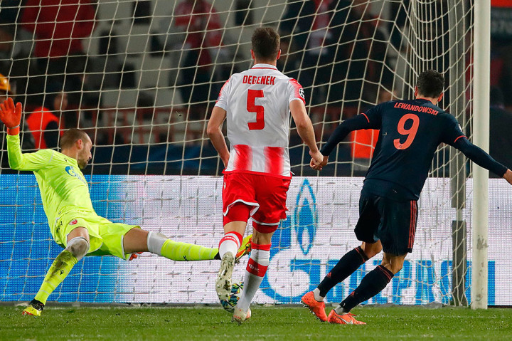 Tujuh menit berselang Lewandowski mengemas gol kedua untuk membawa timnya unggul 3-0.