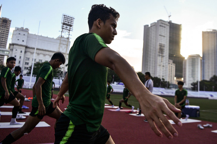 Pemain Timnas U-22 Indonesia Egy Maulana Vikri dan kawan-kawan melakukan pendinginan seusai berlatih di Stadion Rizal Memorial, Manila, Filipina, Rabu, 27 November 2019. 