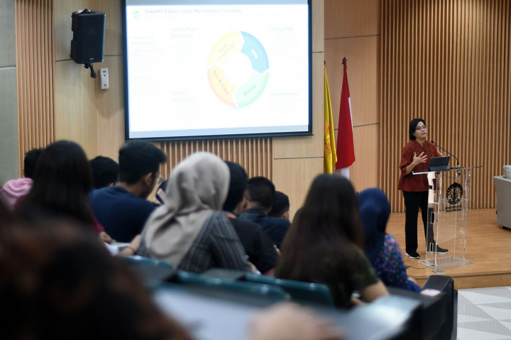 Kuliah umum yang dimulai pukul 08.30 WIB itu, diawali Menkeu dengan memaparkan secara teori kebijakan fiskal. Menurut Menkeu, kebijakan fiskal baik dalam bentuk penerimaan negara di antaranya seperti pajak dan pembiayaan atau belanja mempengaruhi rantai pasokan dan permintaan.  