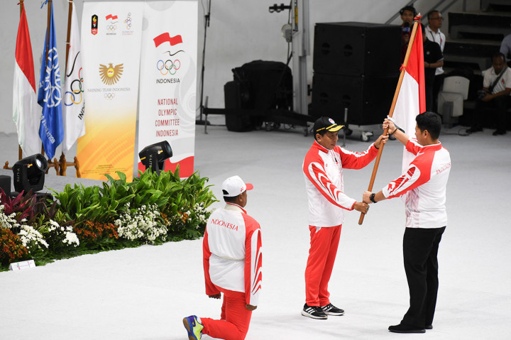 Selanjutnya, upacara dilanjutkan dengan penyerahan bendera merah putih dari Menpora Zainudin Amali kepada Ketua NOC Raja Sapta Oktohari lalu dilanjutkan kepada CdM SEA Games 2019 Harry Warganegara.