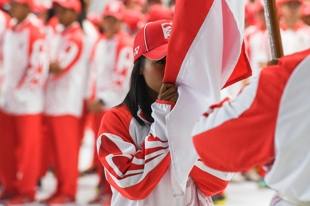 Pelari jarak jauh putri Triyaningsih mencium bendera saat upacara pengukuhan Kontingen Indonesia untuk SEA Games 2019. Di SEA Games 2019 Filipina, Indonesia akan turun pada 51 dari 56 cabang olahraga yang dipertandingkan. Sebanyak 841 atlet akan memperkuat Merah Putih dalam pesta olahraga dua tahunan itu.    