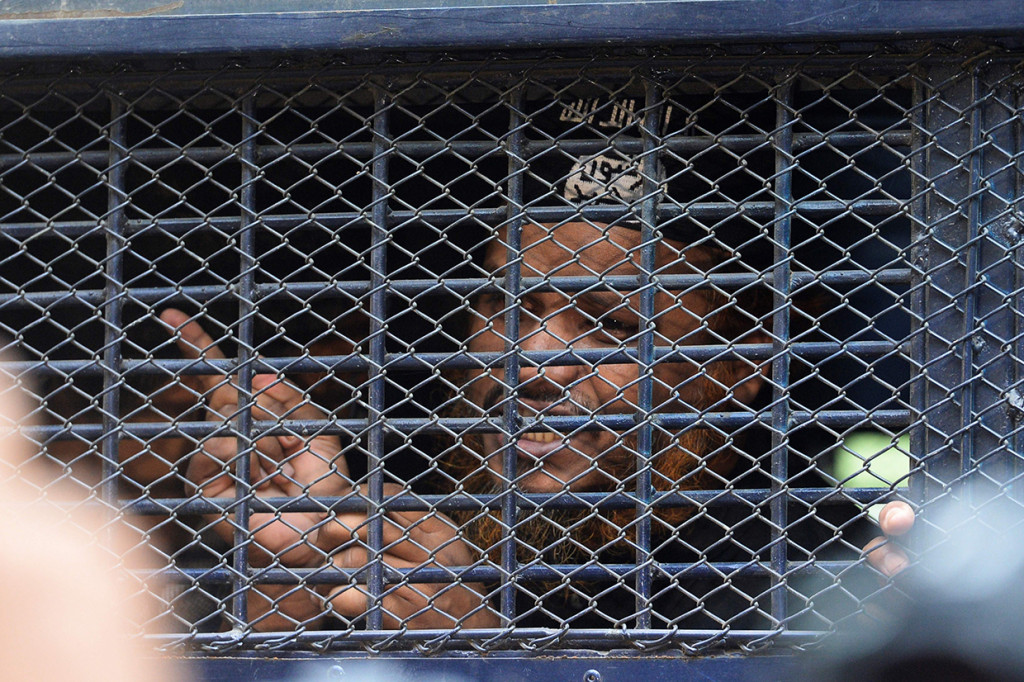 Militan Bangladesh berada dalam van polisi usai dijatuhi vonis mati.