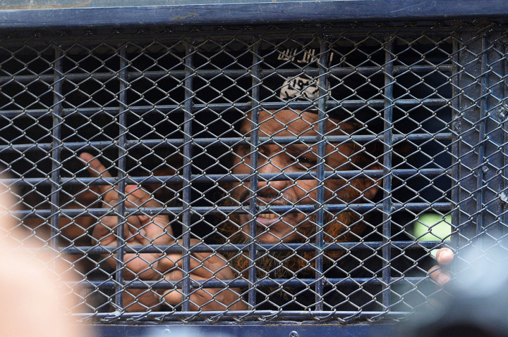 Militan Bangladesh berada dalam van polisi usai dijatuhi vonis mati.