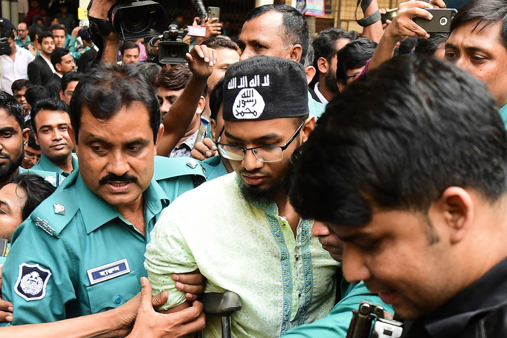 Satu terdakwa lainnya dibebaskan dari dakwaan. Seluruh terdakwa diketahui merupakan anggota Jumatul Mujahedeen Bangladesh yang dinyatakan sebagai organisasi terlarang.