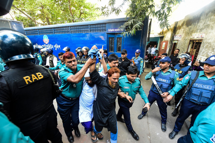 Persidangan kasus ini digelar di pengadilan khusus anti-terorisme di Dhaka, dengan dihadiri banyak orang dan mendapat pengawalan super ketat.