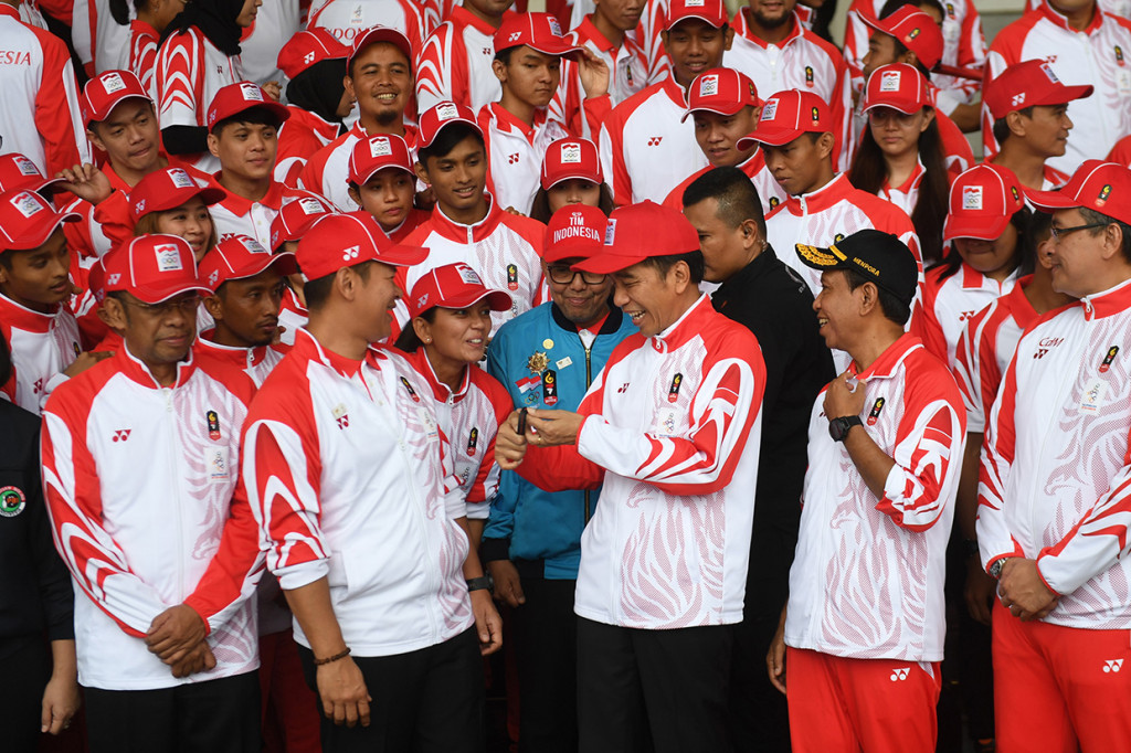 Presiden Joko Widodo (tengah) menerima gelang dari seorang atlet disaksikan Menpora Zainudin Amali (kedua kanan), Ketua Komite Olimpiade Indonesia (KOI) Raja Sapta Oktohari (kedua kiri), Ketua Kontingen Indonesia Harry Warganegara (kanan) dan Sesmenpora Gatot S Dewa Broto (kiri) saat pelepasan atlet untuk SEA Games 2019 di Istana Bogor, Jawa Barat.